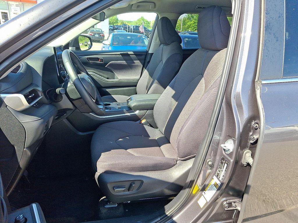 used 2024 Toyota Highlander car, priced at $34,997