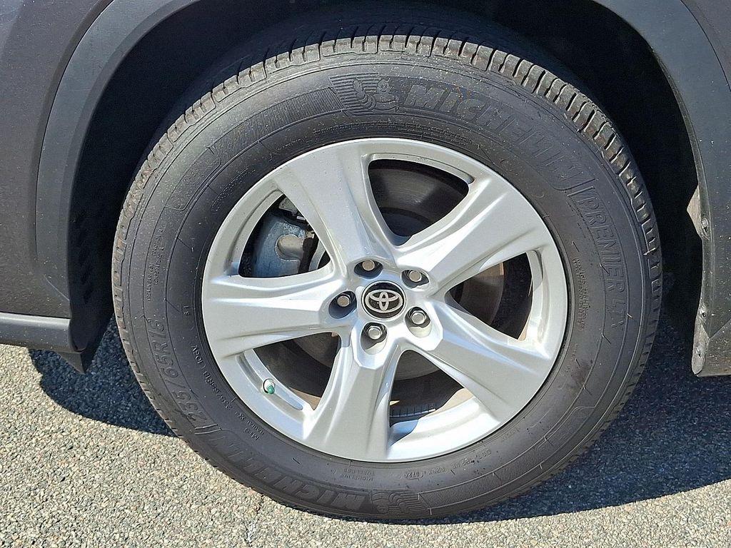 used 2024 Toyota Highlander car, priced at $34,997