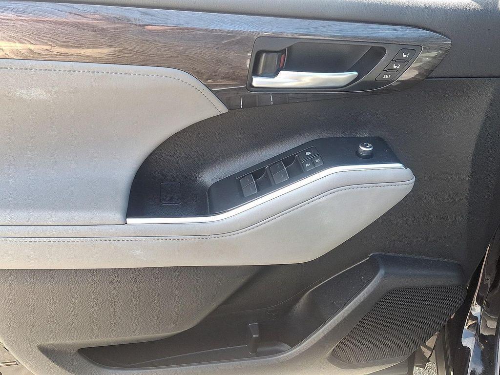 used 2021 Toyota Highlander Hybrid car, priced at $39,494