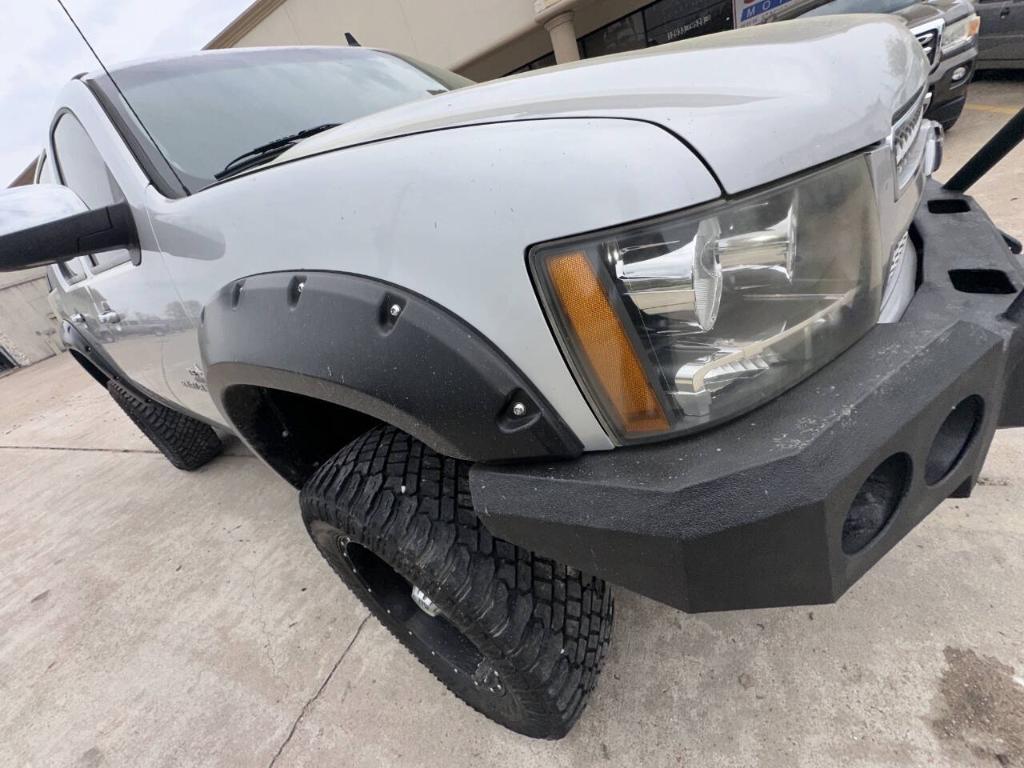 used 2011 Chevrolet Avalanche car, priced at $15,895
