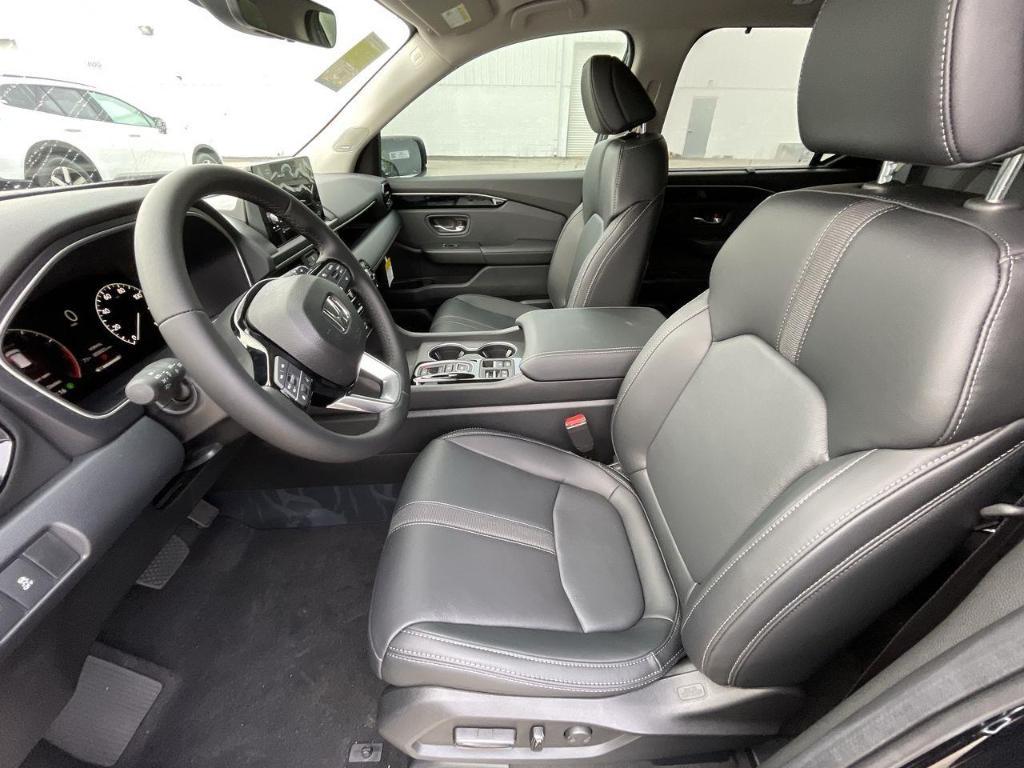 new 2025 Honda Pilot car, priced at $48,950