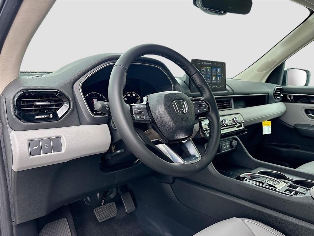 new 2025 Honda Pilot car, priced at $45,450