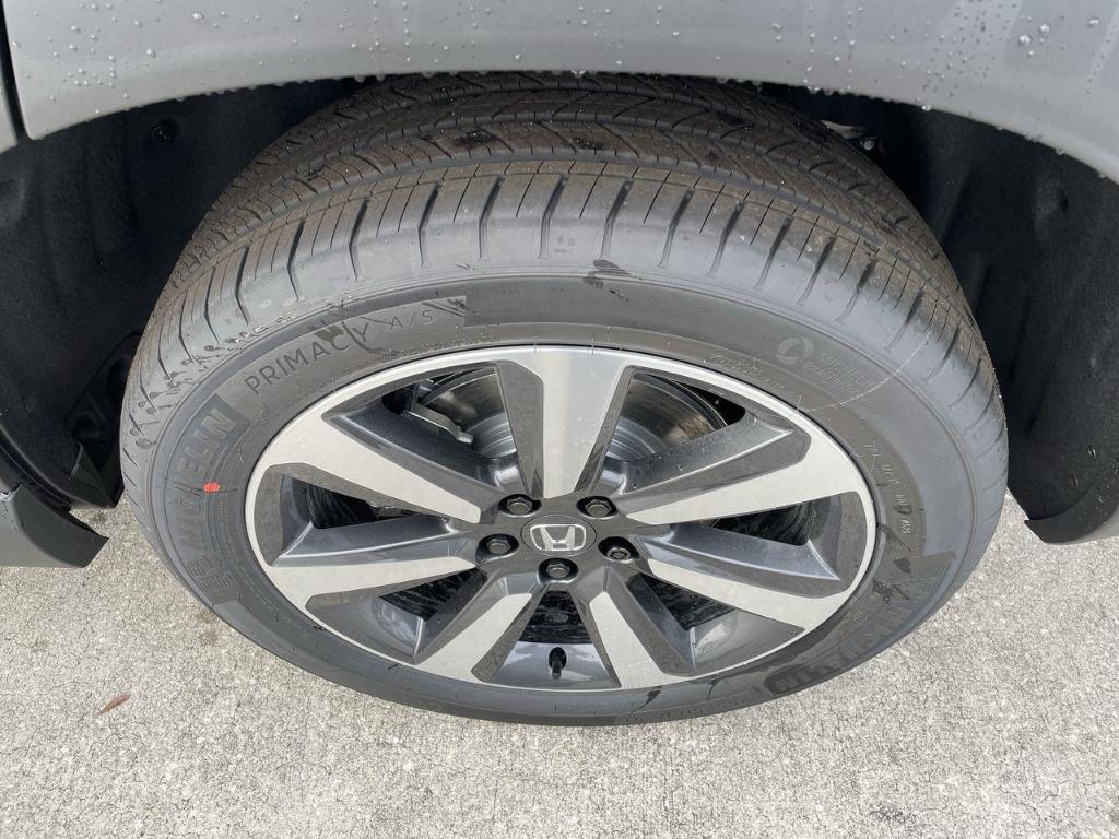 new 2025 Honda Pilot car, priced at $48,950