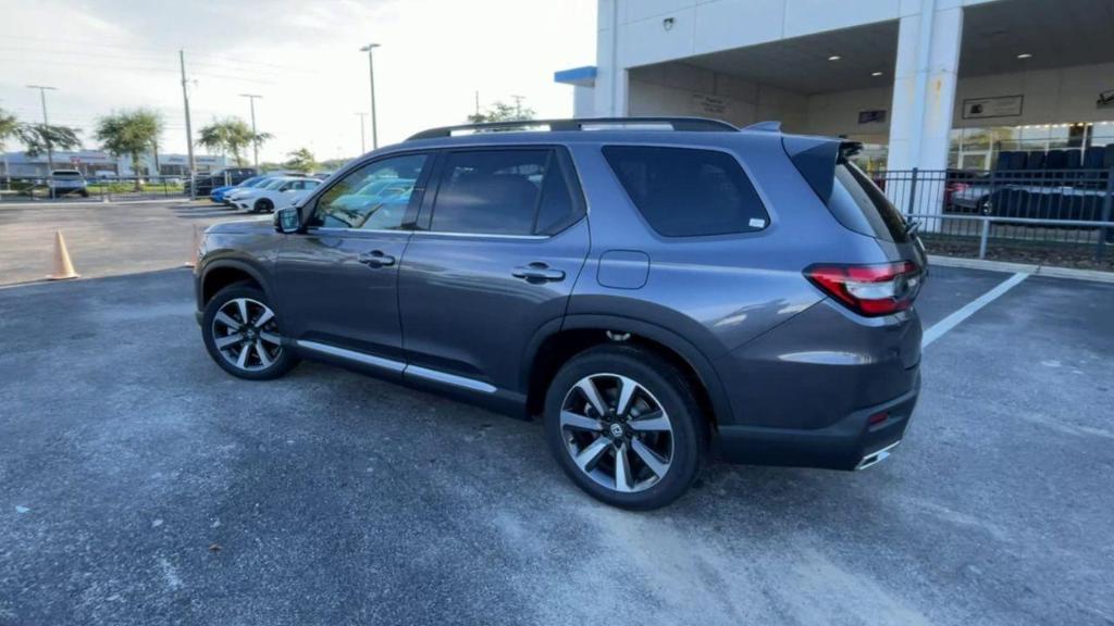 new 2025 Honda Pilot car, priced at $49,325