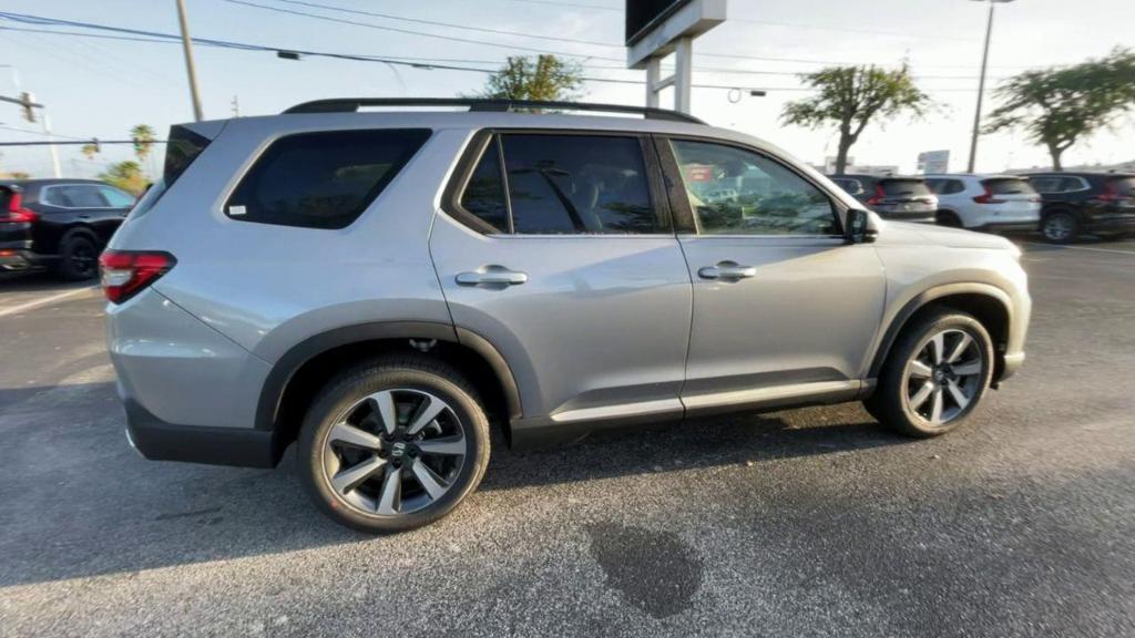 new 2025 Honda Pilot car, priced at $50,695