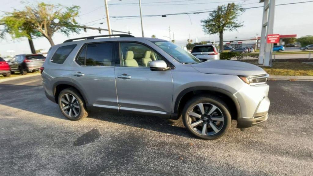 new 2025 Honda Pilot car, priced at $50,695