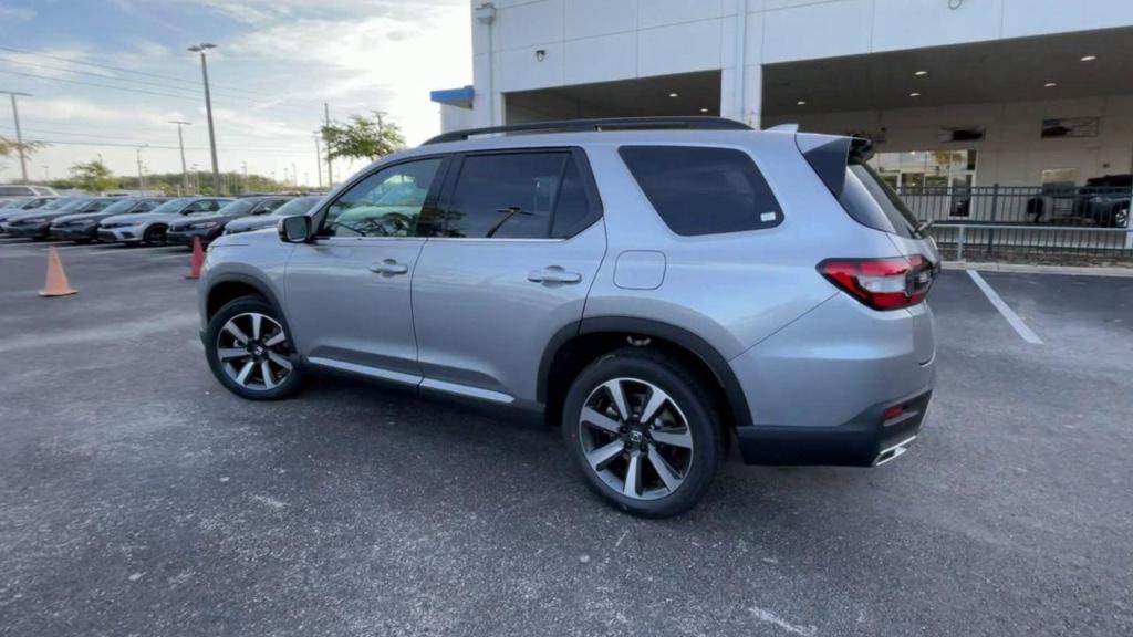 new 2025 Honda Pilot car, priced at $48,895