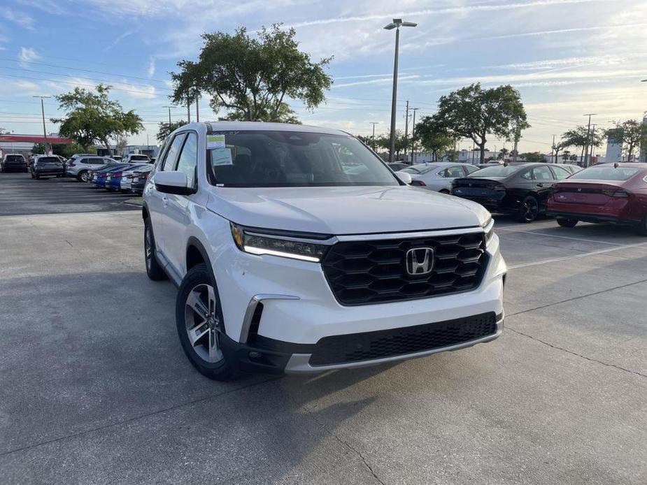 new 2025 Honda Pilot car, priced at $45,350