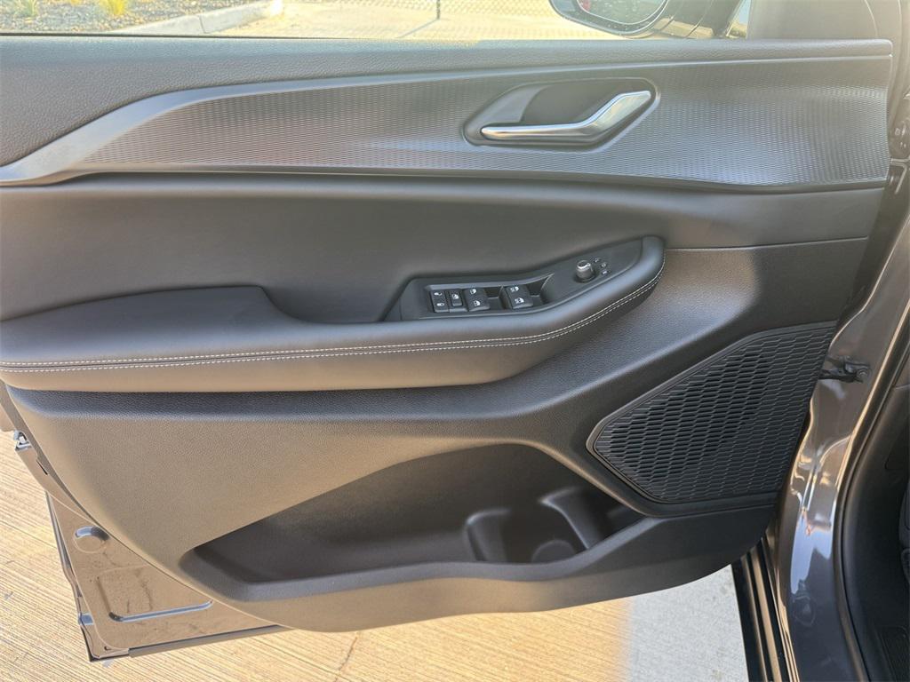 new 2025 Jeep Grand Cherokee car, priced at $35,975