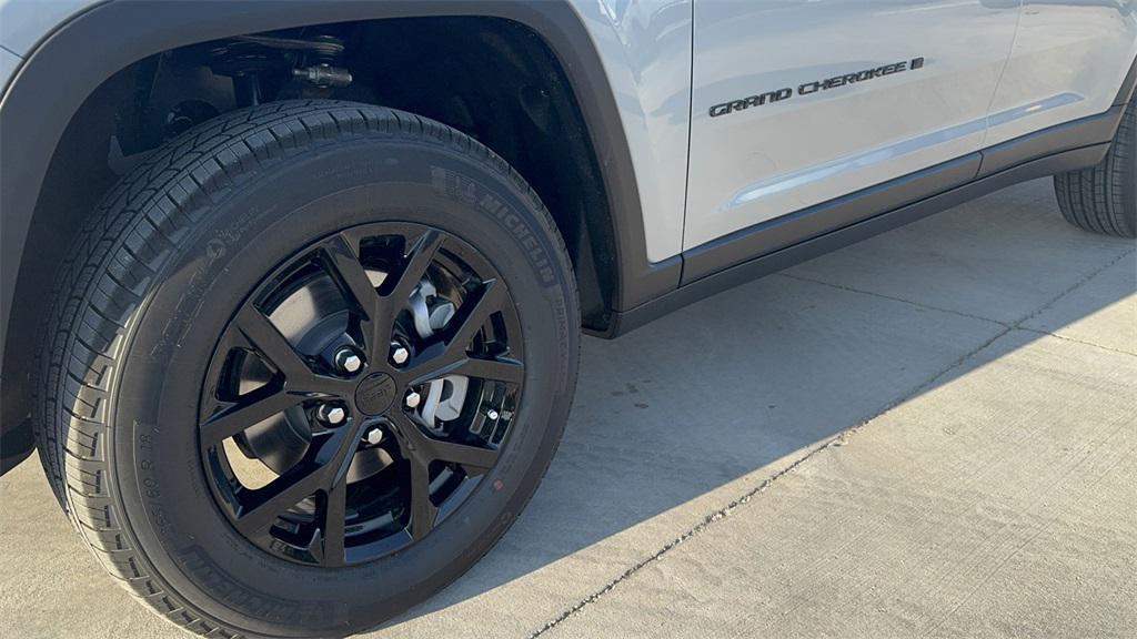 new 2025 Jeep Grand Cherokee car, priced at $34,475