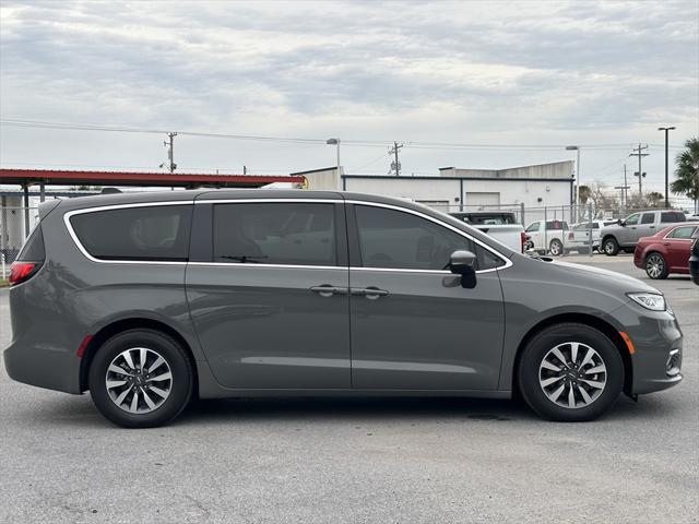 new 2023 Chrysler Pacifica Hybrid car, priced at $47,585