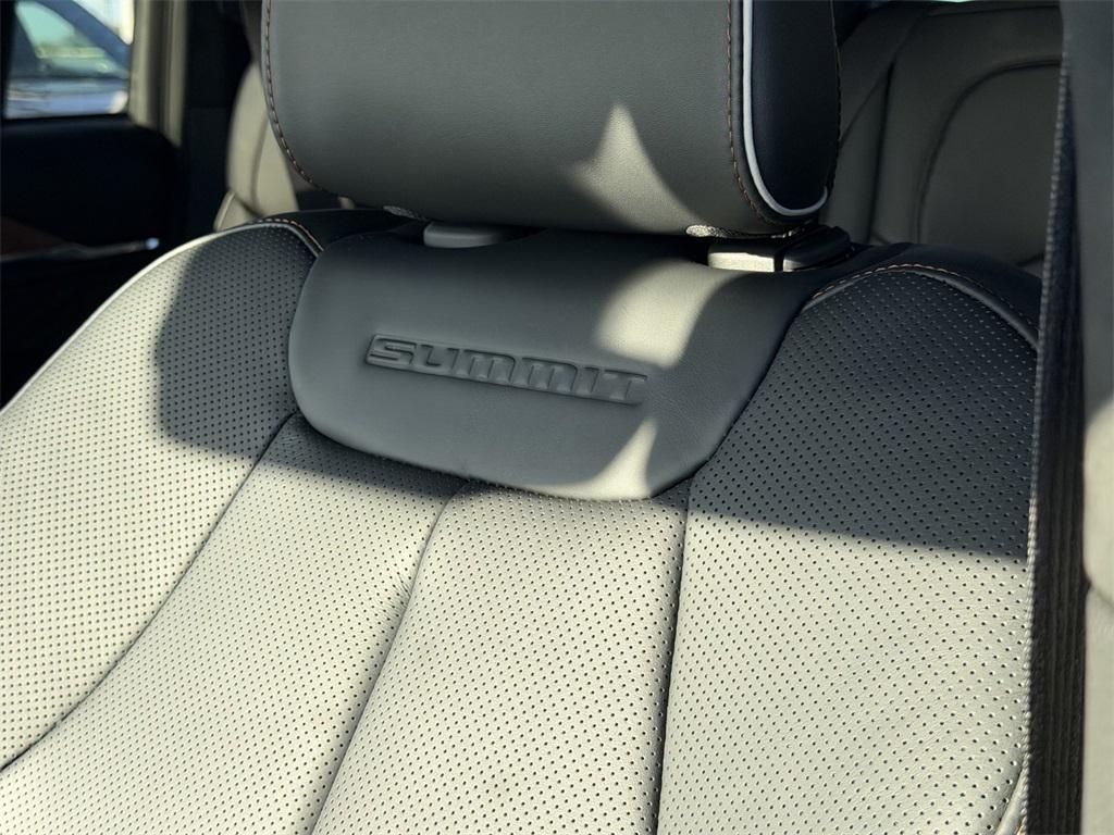 new 2025 Jeep Grand Cherokee car, priced at $50,925