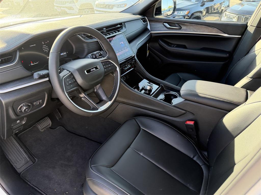 new 2025 Jeep Grand Cherokee car, priced at $43,390