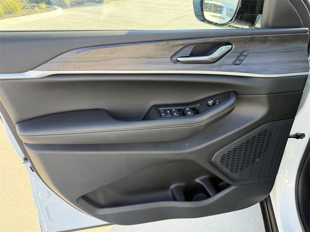 new 2025 Jeep Grand Cherokee car, priced at $43,390