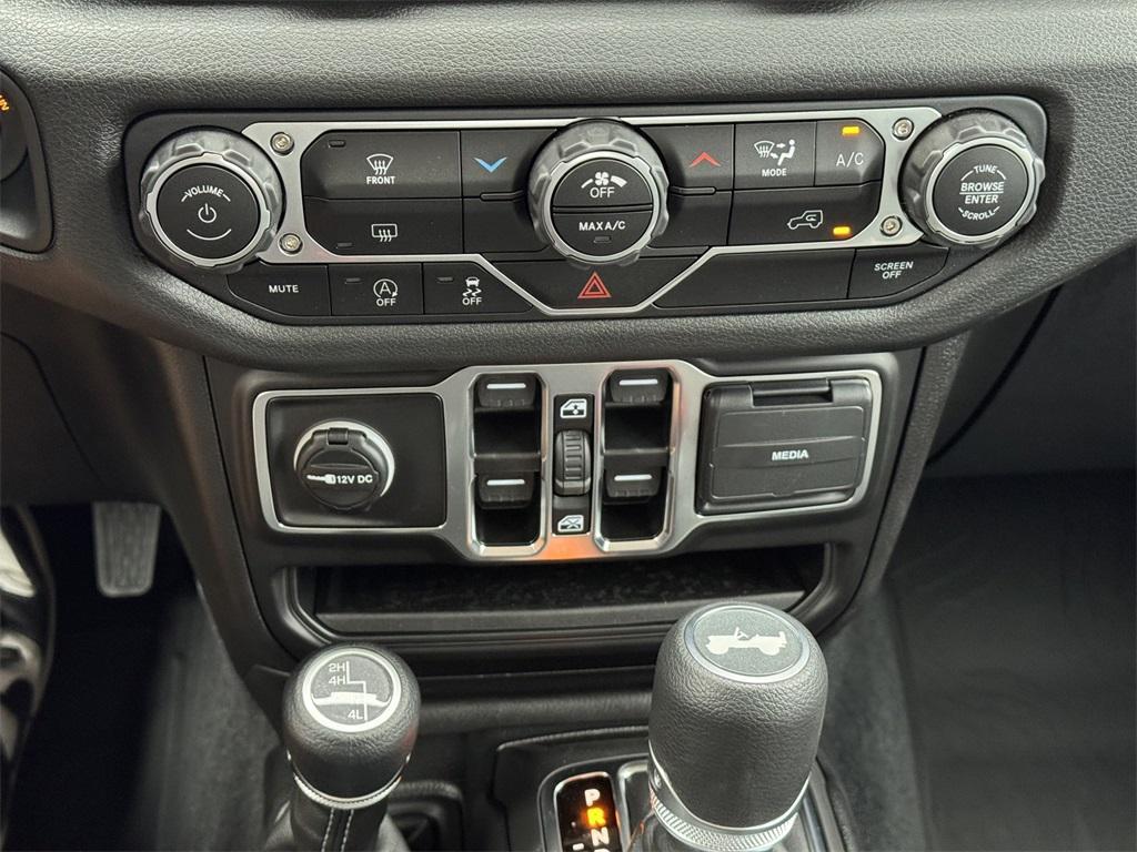 new 2025 Jeep Wrangler car, priced at $38,250