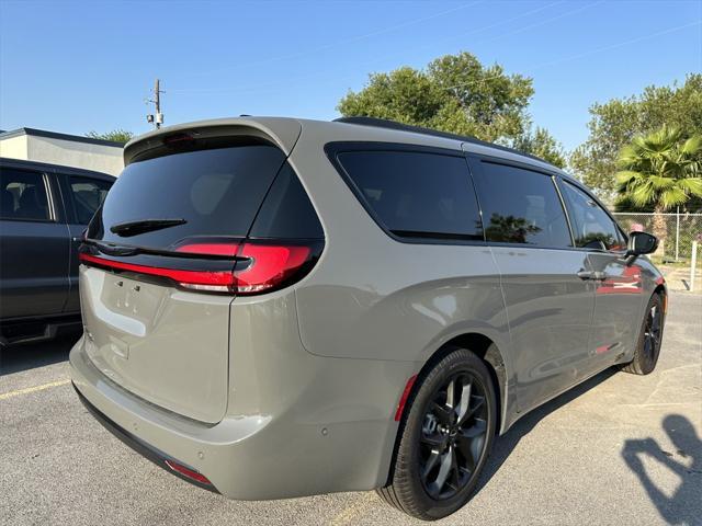 new 2023 Chrysler Pacifica car, priced at $43,515