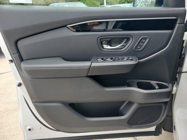 new 2025 Honda Pilot car, priced at $49,405