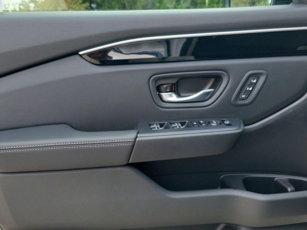 new 2025 Honda Pilot car, priced at $47,550