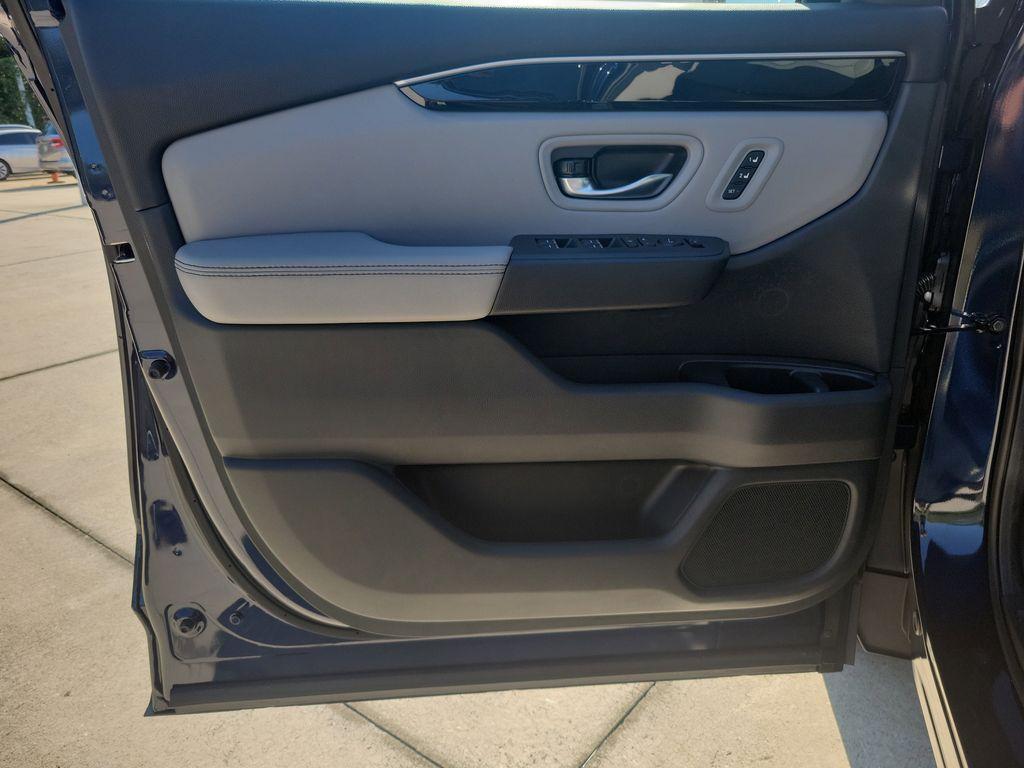 new 2025 Honda Pilot car, priced at $51,095