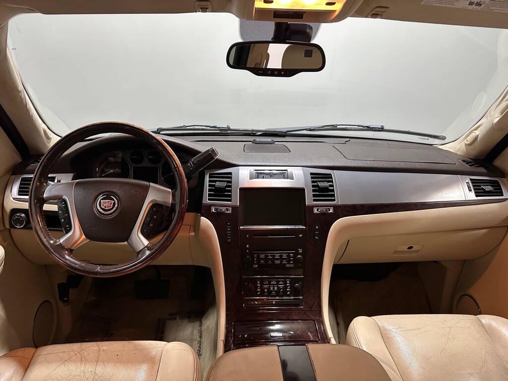 used 2007 Cadillac Escalade car, priced at $10,999