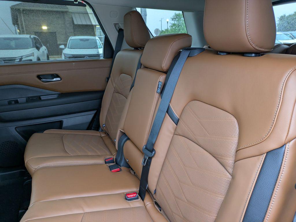 new 2025 Nissan Pathfinder car, priced at $48,722