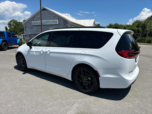 new 2024 Chrysler Pacifica car, priced at $41,328