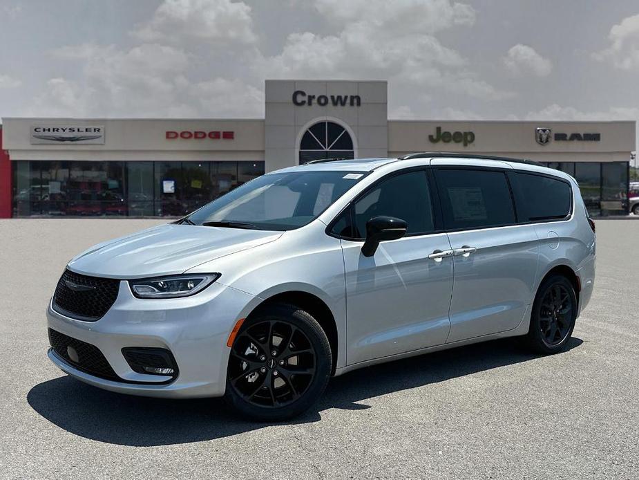 new 2024 Chrysler Pacifica car, priced at $41,742