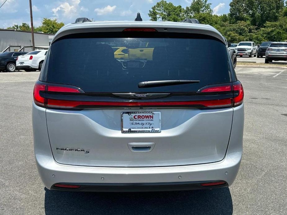 new 2024 Chrysler Pacifica car, priced at $41,742