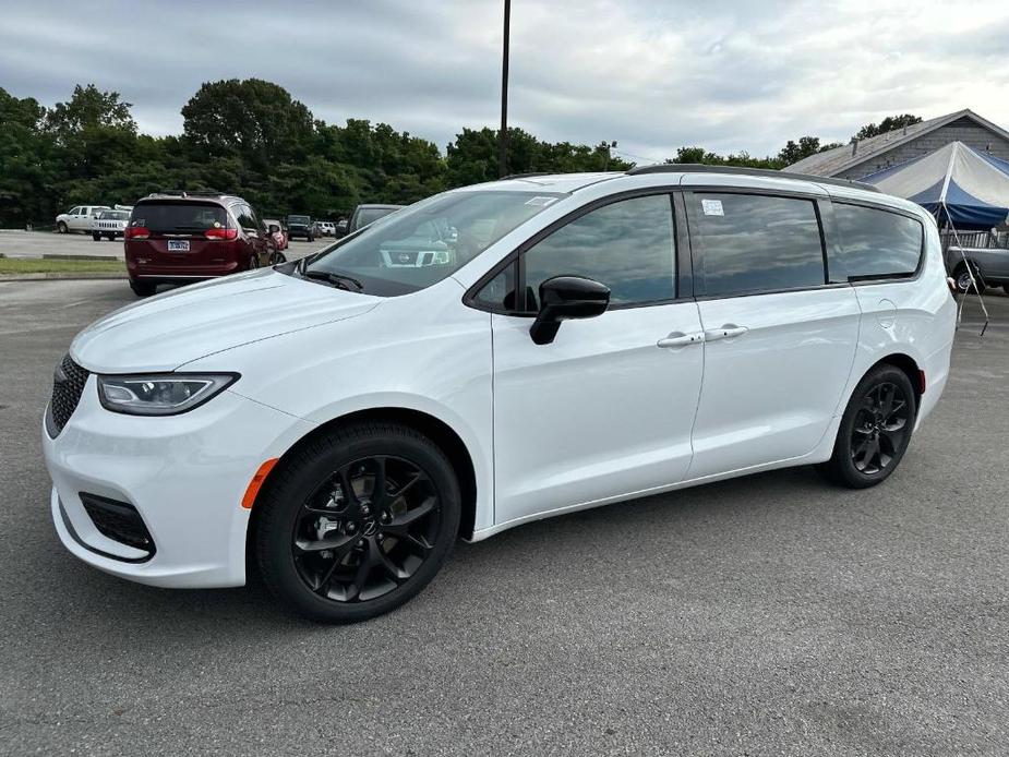 new 2024 Chrysler Pacifica car, priced at $47,411