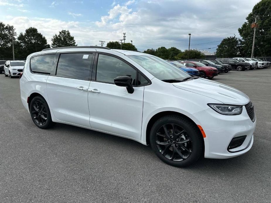 new 2024 Chrysler Pacifica car, priced at $47,411