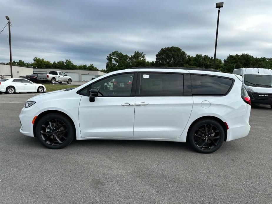 new 2024 Chrysler Pacifica car, priced at $47,411