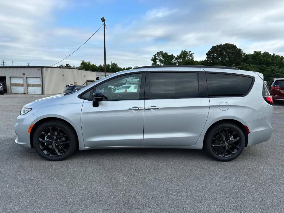 new 2024 Chrysler Pacifica car, priced at $43,397