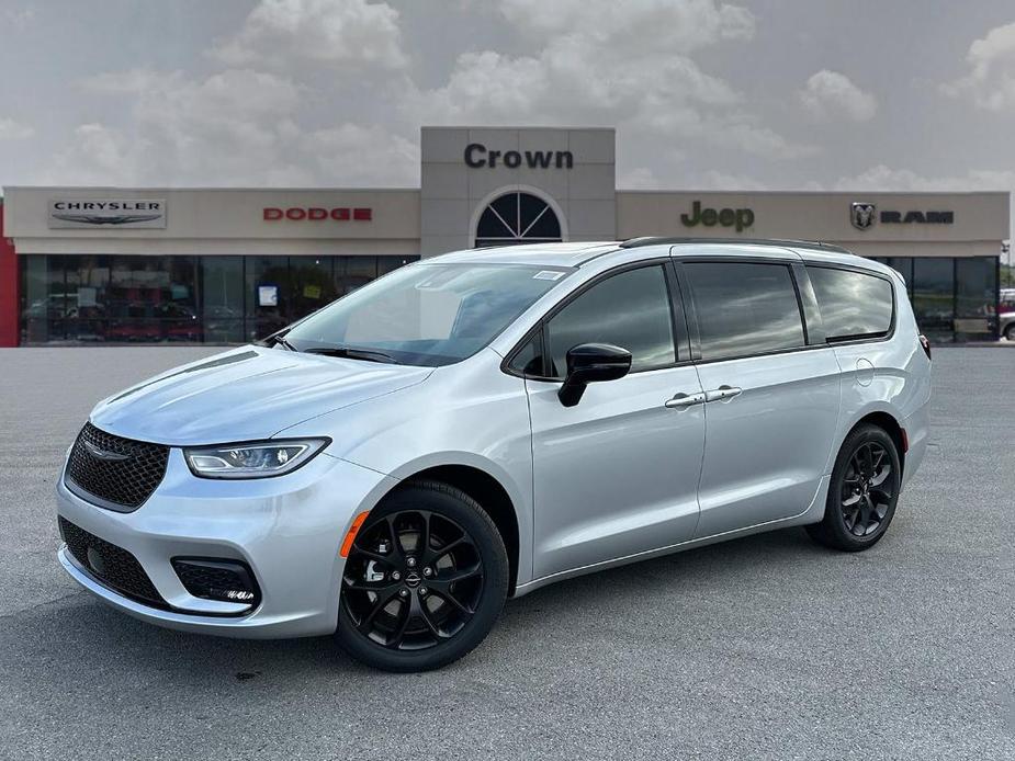 new 2024 Chrysler Pacifica car, priced at $43,397