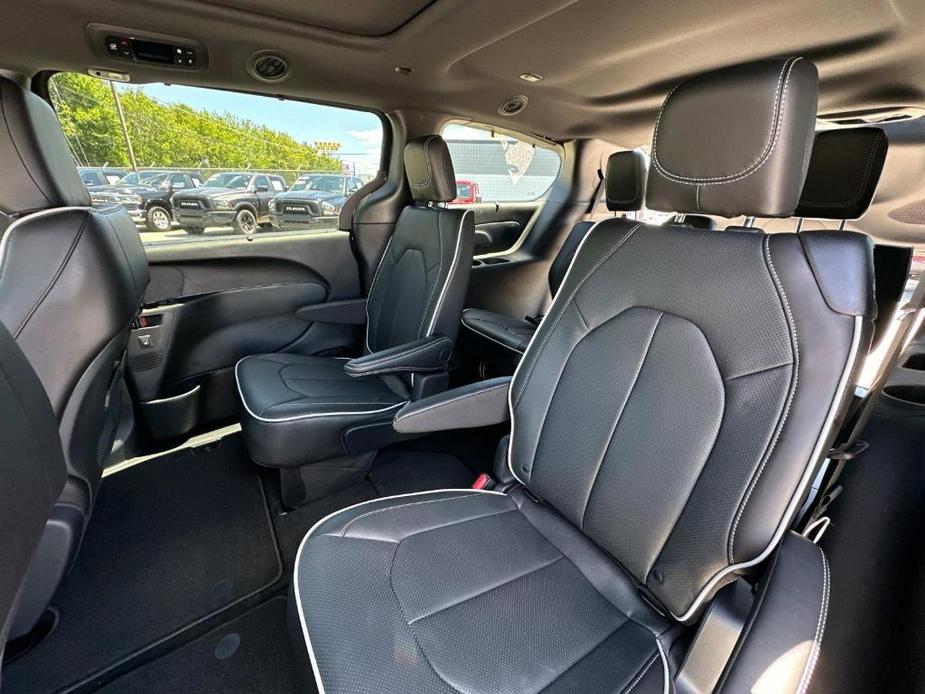 new 2024 Chrysler Pacifica car, priced at $43,221