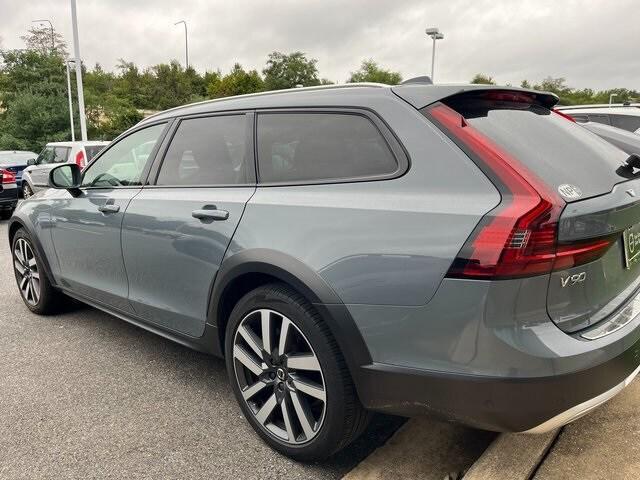 used 2022 Volvo V90 Cross Country car