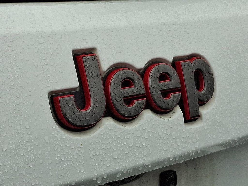 used 2017 Jeep Grand Cherokee car, priced at $16,490