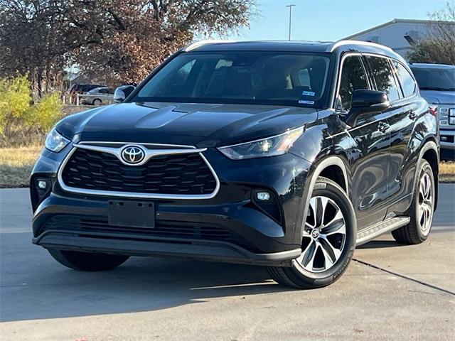 used 2022 Toyota Highlander car, priced at $32,857