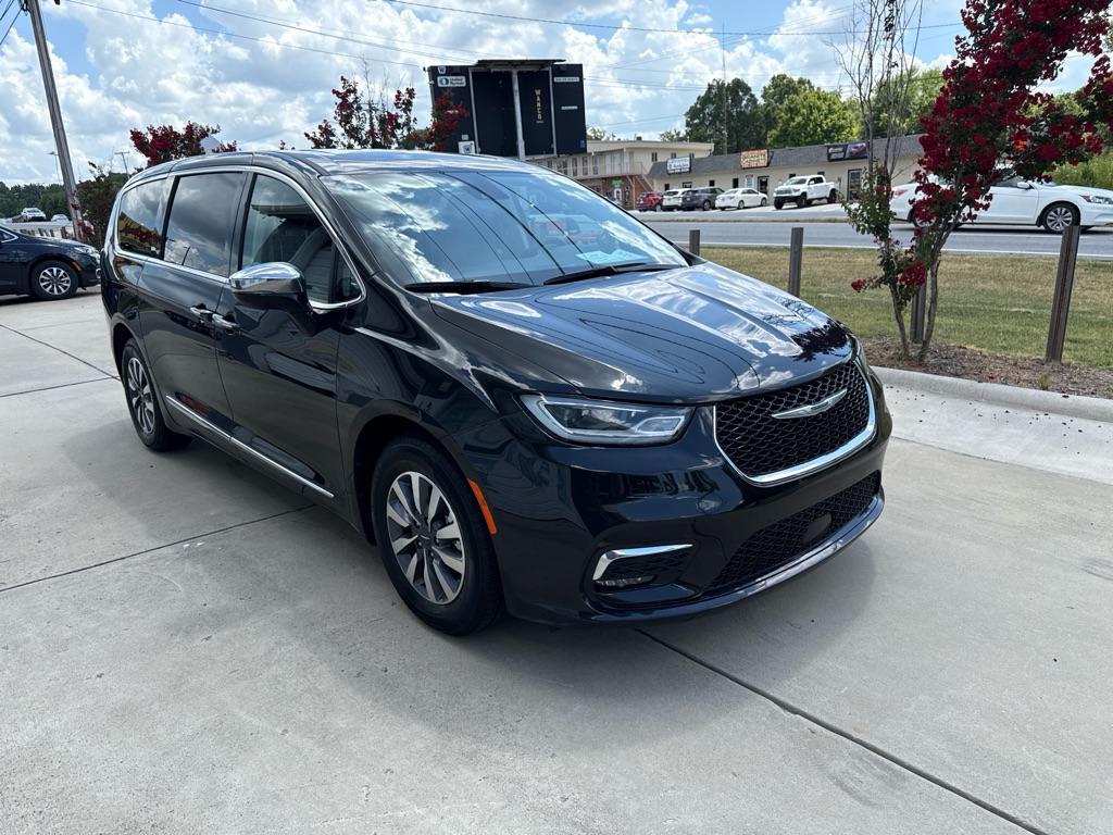 used 2023 Chrysler Pacifica Hybrid car, priced at $25,998