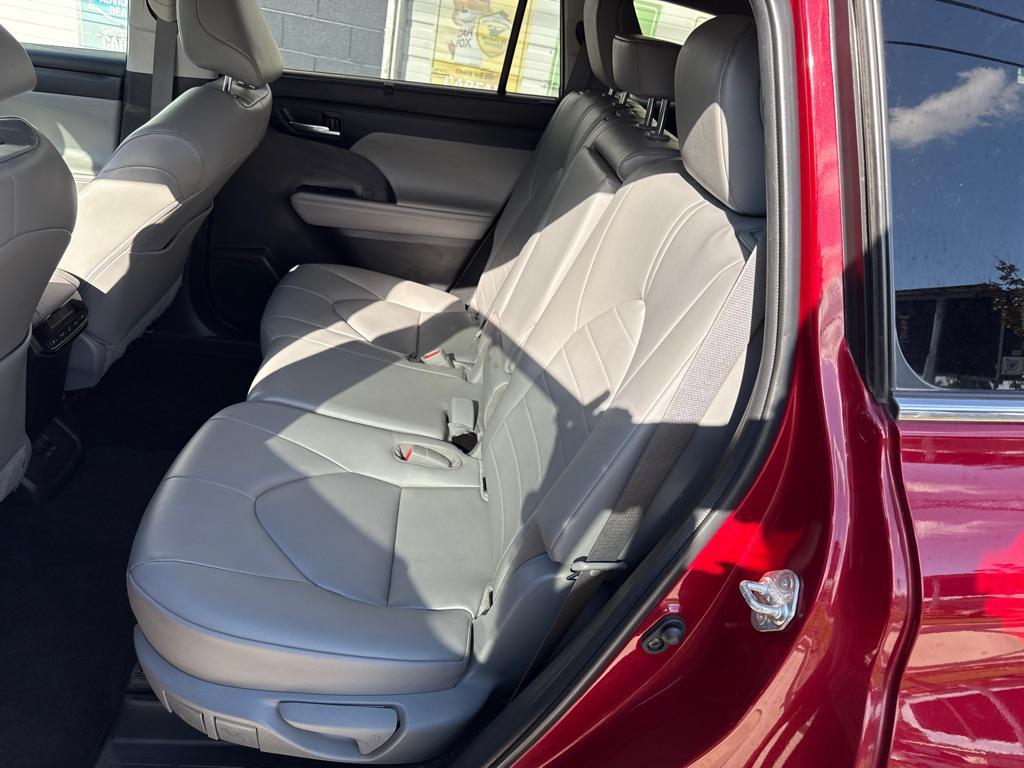 used 2023 Toyota Highlander car, priced at $35,306