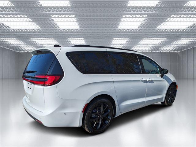 new 2024 Chrysler Pacifica car, priced at $43,744