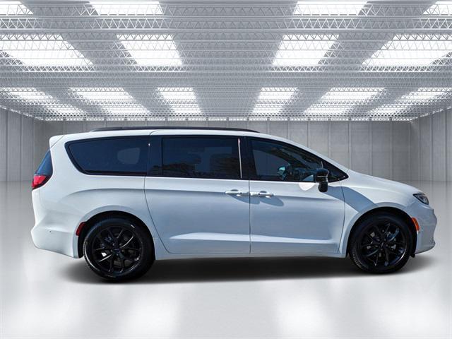 new 2024 Chrysler Pacifica car, priced at $45,402