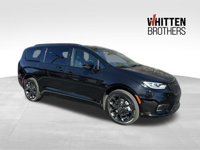 new 2025 Chrysler Pacifica car, priced at $52,040