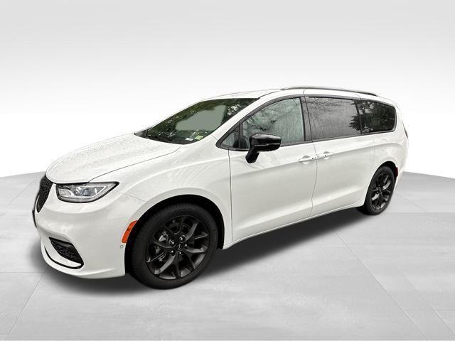 new 2024 Chrysler Pacifica car, priced at $39,178