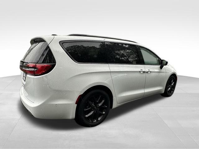 new 2024 Chrysler Pacifica car, priced at $39,178