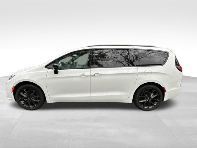 new 2024 Chrysler Pacifica car, priced at $39,178