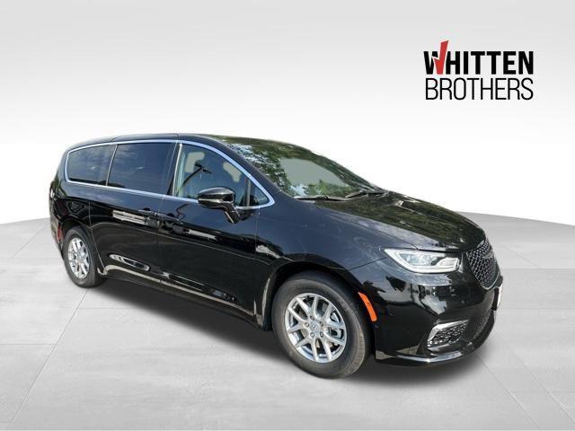 new 2025 Chrysler Pacifica car, priced at $43,032