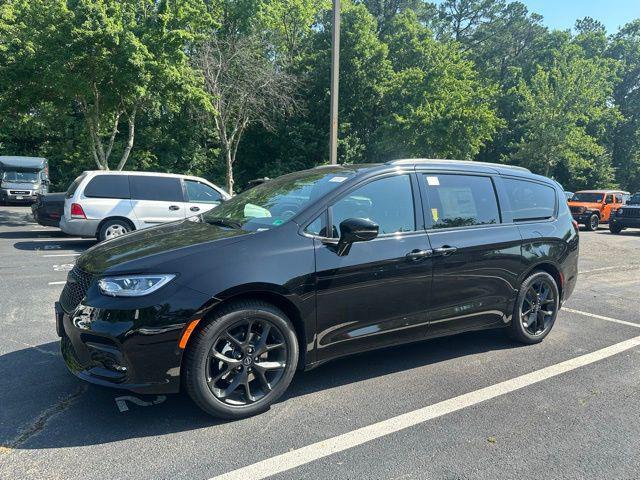 new 2025 Chrysler Pacifica car, priced at $52,736