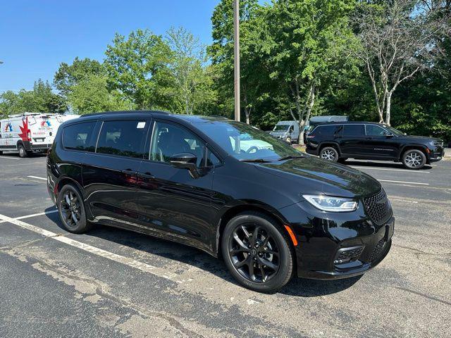 new 2025 Chrysler Pacifica car, priced at $51,219