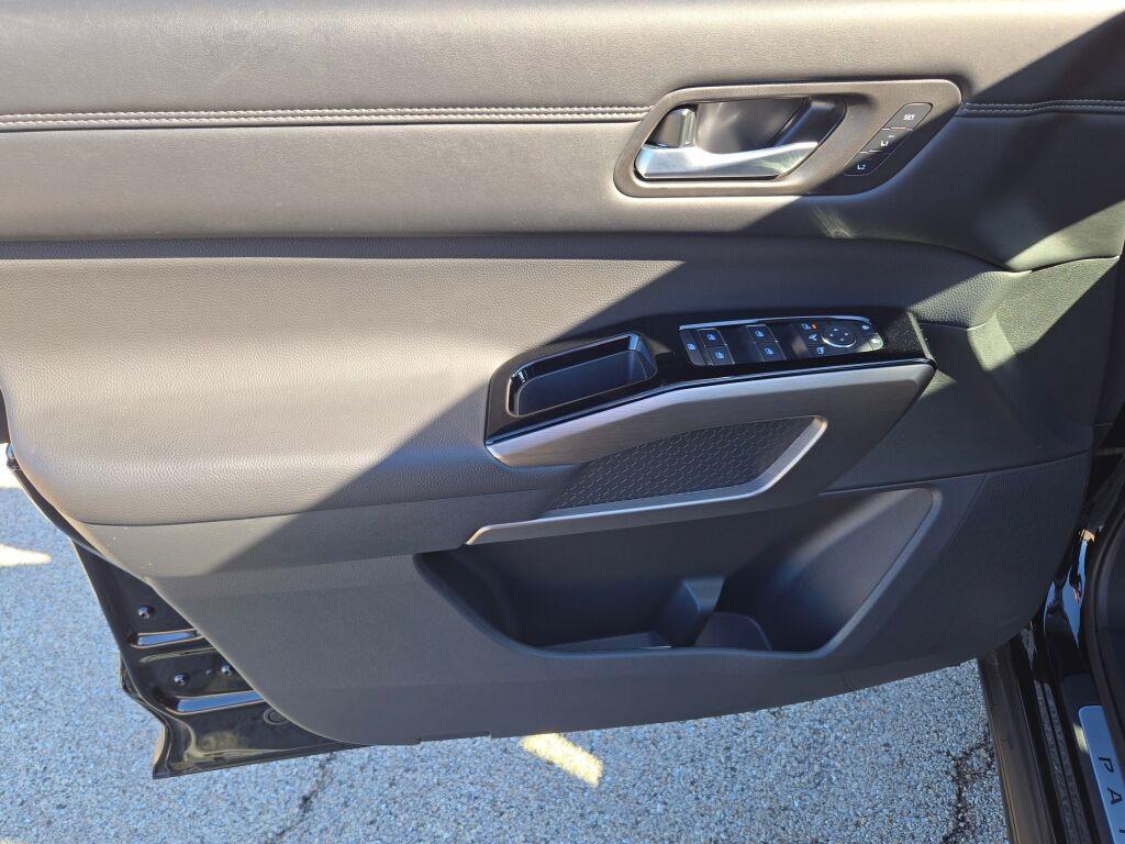 new 2025 Nissan Pathfinder car, priced at $44,947