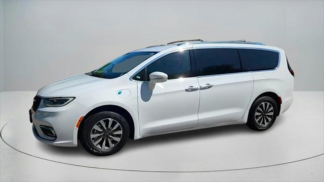 used 2021 Chrysler Pacifica Hybrid car, priced at $19,991